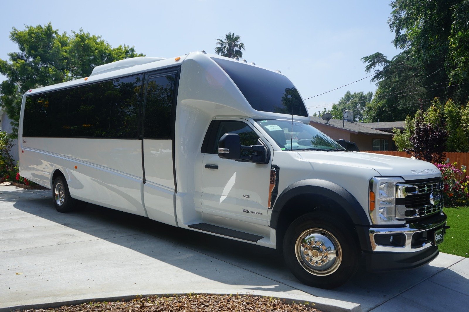 28 Passenger Executive Coach Bus - Outside (7)